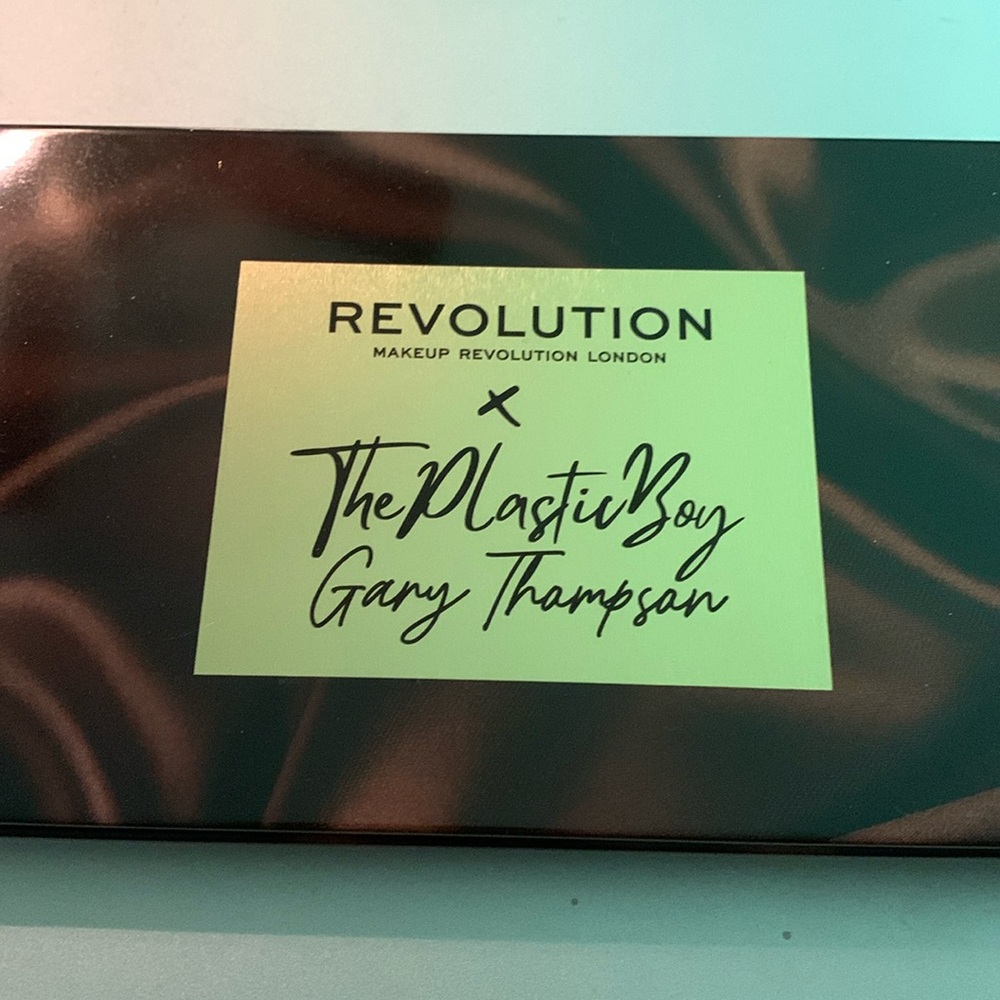 Makeup Revolution x The Plastic Boy Forever Flawless Eyeshadow Palette